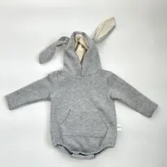 ウサギ耳付きグレーロンパース