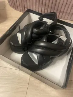 YOSUKE ブラックストラップ厚底サンダル