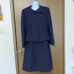 オンワード樫山　紺色スーツ　光沢あり