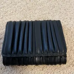 黒 フェイクレザー 三つ折り財布