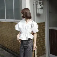 urs Vネッククロップドフリルトップス