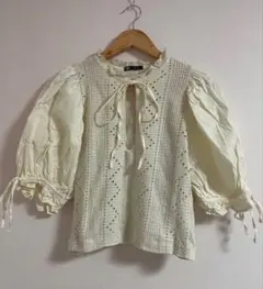 アイボリー刺繍パフスリーブブラウス