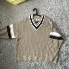 ベージュvネック