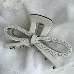 リボンデザイン　キラキララインストーン　バンスクリップ ヘアクリップ／ホワイト