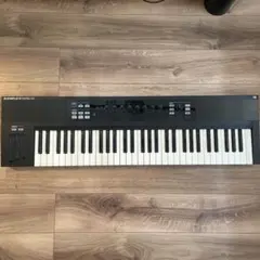 komplete kontrol s61 MIDIキーボードのサムネイル