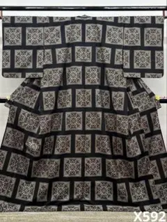 小紋 ゴールドチェーン柄 個性的 正絹 黒地 躾糸付き X594 - メルカリ