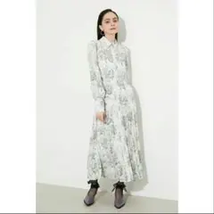 【美品】rienda ラインフラワー プリーツフレアワンピース