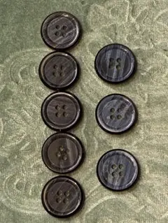 ダークグレー5個とブルー3個のボタン