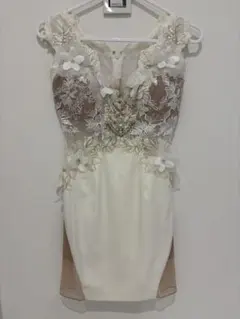 ホワイトレース装飾タイトドレス