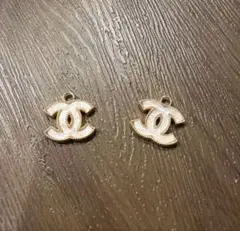 CHANEL CC ロゴチャーム　2セット　ゴールド×ホワイト　白蝶貝デザイン