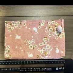 うさぎ×苺レース柄♥️持ち手付きフラットポーチ♥️片面パネル♥️ うさぎとイチゴ柄のフラットポーチ - メルカリ