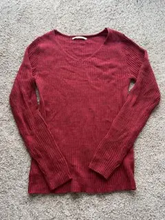 赤いリブ編み長袖Vネックセーター