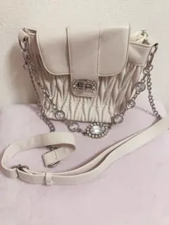 クリーム色キルティングバッグビジュー付き