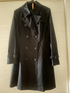 黒のダブルブレストトレンチコート