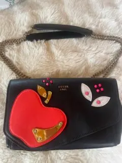 GUESS 1981 ショルダーバッグ ブラック アップル