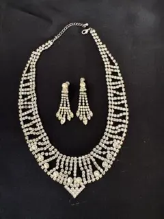 ネックレスとイヤリングの 2点セット　ラインストーン③