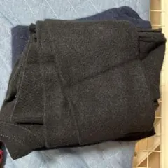 黒のクルーネックニット