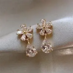 【新品未使用】花柄クリスタルピアス　おしゃれ　可愛い