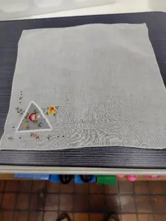 刺繍入りホワイトハンカチ