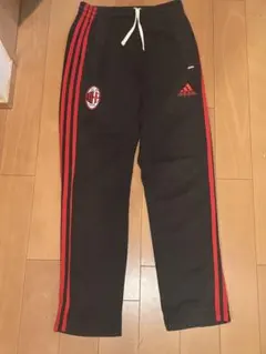 菅田将暉着用似 adidas ACミラン ジャージスウェットパンツ