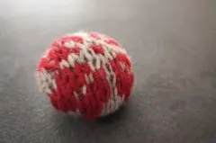 コロンとしたニットブローチ