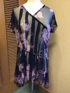 黒地にピンクの花柄カシュクール風シースルーフレンチスリーブチュニック　リボン付き