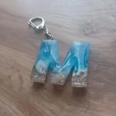 イニシャル M レジン キーホルダー 海