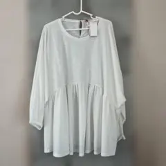 新品タグ。Amina ふんわりゆったりカットソー　ブラウスのサムネイル