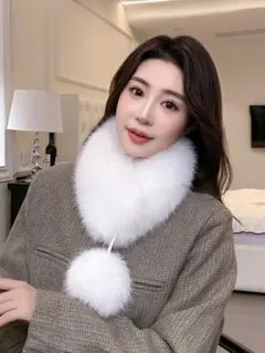 ホワイトファーマフラー ポンポン付き