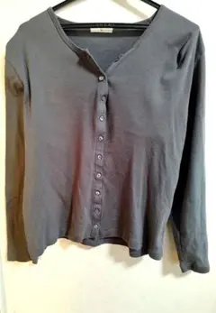 B グレー ボタン付き長袖トップス