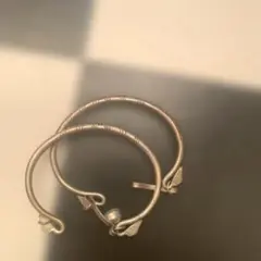 葉のモチーフ付き金属製バングル