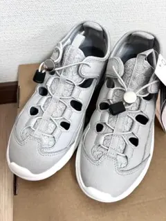 新品タグ付き le coq sportif LCS ロレーヌ 23.0 グレーのサムネイル