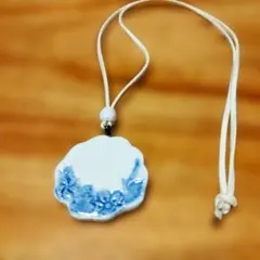 ハンドメイド青と白の花模様 ネックレス 32cm