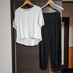 ヨガウェア上下セット 白×黒 ストレッチ入りで動きやすい 吸汗速乾