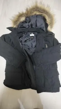 黒いファー付きダウンコート