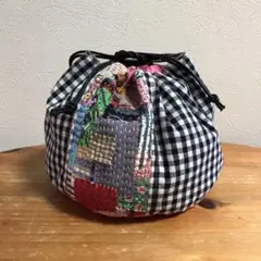 小さなハギレステッチ丸底巾着袋(ブラック) ハンドメイドポーチ