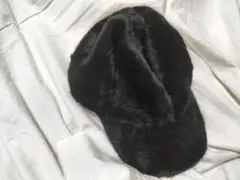 黒ファーキャップ レザー調バックストラップ