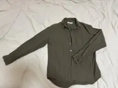 カーキシャツ