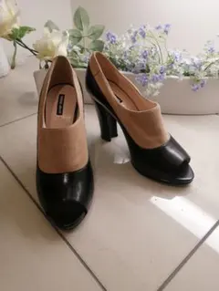 Giorgio Armani♡オープントゥハイヒール 黒とベージュのサムネイル