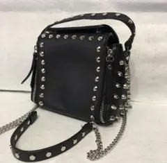 スタッズ付き黒ショルダーバッグ