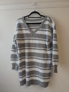 AI1107 FUN グレーとホワイトのストライプ Vネックニット