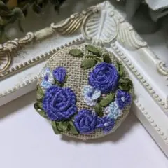 ❁くるみボタンの刺繍ブローチ❁リボン刺繍 水色 お花 ハンドメイド