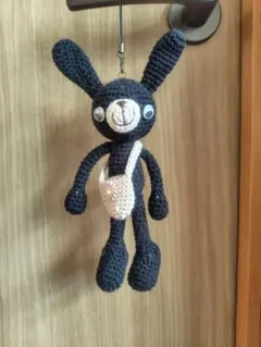 黒ウサギの編みぐるみストラップ