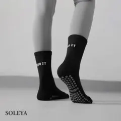 ヨガソックス 靴下 滑り止め バックロゴ ピラティス 黒 SOLEYA