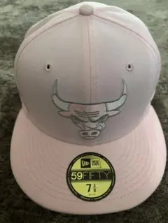 【極美品】ニューエラ シカゴ・ブルズ 59FIFTY ピンク 7 3/8 刺繍
