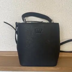 GUESS（ゲス）クロスボディーバッグ