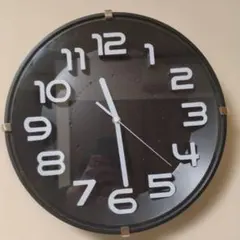 シンプルな黒い掛時計