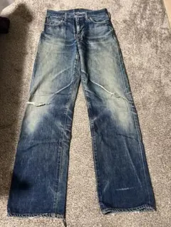 ダメージ加工ブルーデニムパンツ