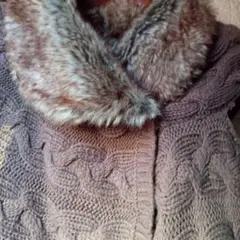 【美品】ZALA 茶色 フェイクファー付きニットベスト　ケーブル編み