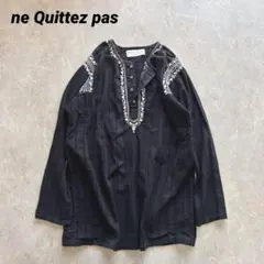 ヌキテパ 刺繍 リンガー カットソー ノーカラーブラウス ブラック アダムエロペのサムネイル